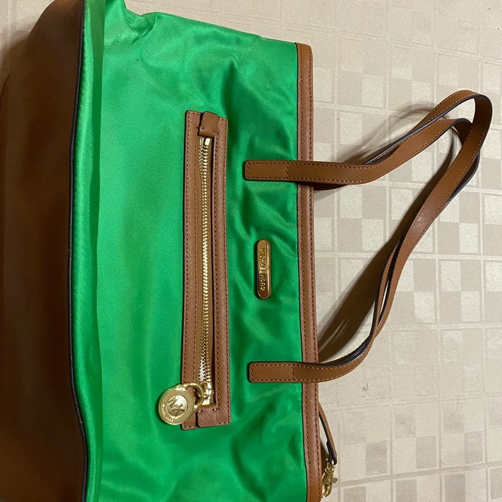 NWOT MICHAEL KORS Women’s Kelly Green Satin Tote Bag Purse 14” X‎ 9” Gold Accent